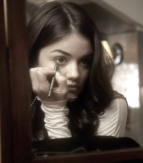 aria montgomery Aria Aesthetic, Aria Pretty Little Liars, Aria Montgomery Aesthetic, Montgomery Aesthetic, Aria Pll, Aria Montgomery Style, Pretty Little Liars Aria, Pretty Little Liars Aesthetic, Pll Aesthetic