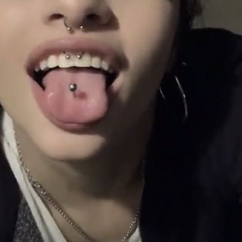 Nose Piercing Ideas, Emo Piercings, Men's Piercings, Smiley Piercing, Cool Ear Piercings, Pretty Ear Piercings, Face Piercings, Cool Piercings, Facial Piercings