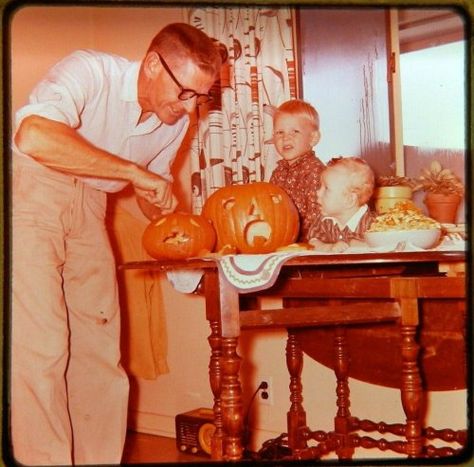 1950s Old Halloween Photos, 1950s Halloween, Vintage Halloween Photos, Monster Under The Bed, Halloween Iii, Halloween Ii, Halloween Scene, Halloween Images, Kid Movies