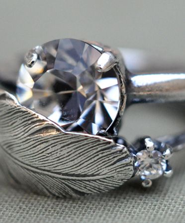 The Chriselle Factor | 10 fingers, 10 rings Gorgeous Wedding Bands, Feather Ring Silver, Feather Wedding, Feather Ring, Silver Feather, Put A Ring On It, Pretty Jewellery, Ring Ring, Vintage Engagement Rings