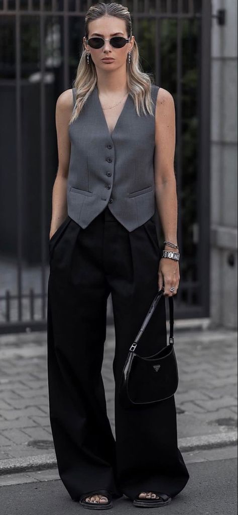 Gray Vest Outfit, Grey Vest Outfit, Vest Street Style, Vest Outfit Women, Street Style 2023, Simple Work Outfits, Vest Outfits For Women, Blazer Outfits Casual, London Outfit