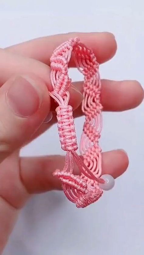 Friendship Bands, Simpul Makrame, Pola Macrame, Diy Bracelets With String, Ankle Bracelets Diy, Diy Friendship Bracelets Tutorial, Braided Bracelet Diy, Macrame Bracelet Patterns, Macrame Knots Pattern