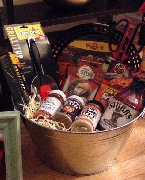 Summer Gift Basket Ideas, Grill Gift Basket, Cooking Gifts Basket, Summer Gift Basket, Bbq Gift Basket, Silent Auction Gift Basket Ideas, Auction Gift Basket Ideas, Summer Gift Baskets, Fundraiser Baskets