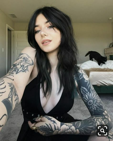 Tattoed Women, 4 Tattoo, Alt Girls, Tattoed Girls, Goth Beauty, Aesthetic Tattoo, Gothic Beauty, Aesthetic Grunge, Inked Girls