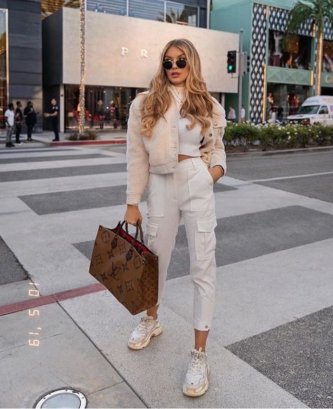 Casual Brown Outfits, Zara Street Style, Winter White Outfit, Louis Vuitton Onthego, Looks Jeans, Casual Handbags, White Puffer, Stylish Fall Outfits, Coat White