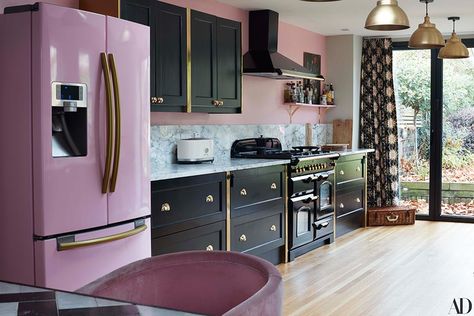 Paloma Faith shares a look inside her kooky and colourful home - Photo 1 Kitchen Aesthetic Black, Kitchen Interior Black, Aesthetic Black Kitchen, Black Kitchen Interior, Black Kitchen Appliances, Black Kitchen Aesthetic, Black Kitchen Ideas, Kitchen Ideas Black, Celebrity Kitchens