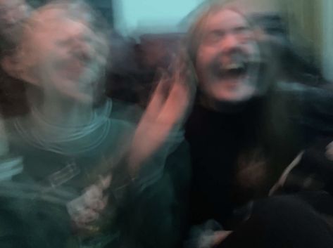 True Friends Pictures, People Being Happy Aesthetic, Happy Personality Aesthetic, Happy Blurry Aesthetic, Happy Carefree Aesthetic, Blurry Smile Aesthetic, Finally Happy Aesthetic, Laughing People Photography, Happy Friendship Aesthetic