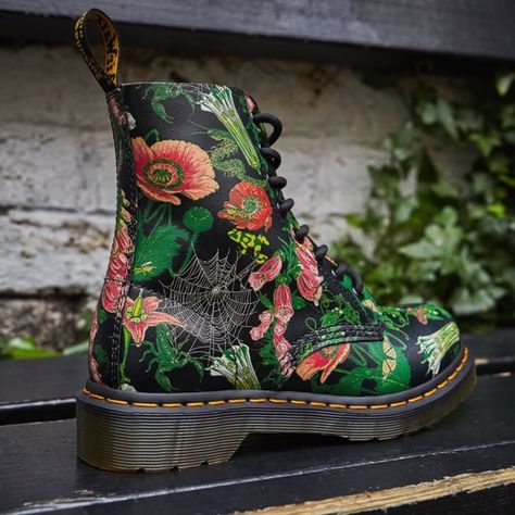 Overgrown Wildflower Print Dr. Martens 1460 8-Eye Boots Tie A Blanket Scarf, Autumnal Outfits, Floral Dr Martens, Red Doc Martens, White Doc Martens, Doc Martens Outfit, Brogues Style, Cosy Outfit, Doc Martens Boots