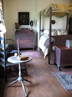 Colonial Bedroom Sets - Foter Primitive Bedroom Ideas, Primitive Country Bedrooms, Prim Bedrooms, Colonial Bedrooms, Period Interiors, Colonial Bedroom, Georgian Houses, Early American Homes, Colonial Decorating