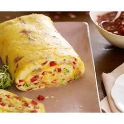 This omelette is baked in a jelly-roll pan, topped with shredded cheese, then rolled, sliced and served with salsa. Omelet Roll, Brunch Bacon, Bacon Omelette, Breakfast Feast, Telur Dadar, Savoury Recipes, Kraft Recipes, Easter Brunch, Salsa Recipe