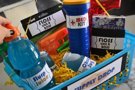 DIY Dollar Tree Fortnite Gift Basket will be a hit with any fortnite fans! Easter Basket Themes, Fortnite Party, Party Food Ideas, Labels Printables Free, Brownie Bites, Easter Gift Baskets, Toy Story Party, Hoppy Easter, Party Favor Bags