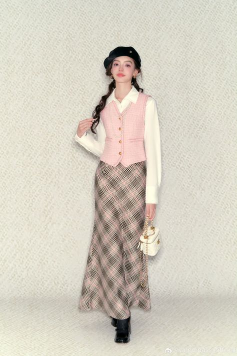 Old Money Outfits Long Skirt, Girly Office Outfits, Polo Women Outfit, Pink Office Outfit, Red Outfits Aesthetic, 90s Japanese Fashion, Rectangle Body Shape Fashion, Modern Chinese Fashion, Chinese Fashion