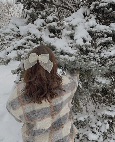 Winter Dpz, Winter Pic Ideas, Back Profile, Winter Cottagecore, Christmas Aesthetics, Photo Tricks, Christmas Posts, Red Roses Wallpaper, Beautiful Profile