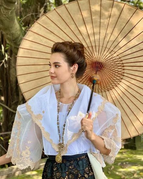 Filipino Old Fashion, Filipina Cultural Dress, Filipina Traditional Clothes, Old Filipino Clothes, Maria Clara Wedding Gown, Filipino Cultural Clothing, Filipiniana Photoshoot Ideas, Harana Filipino Tradition, Baro't Saya Traditional