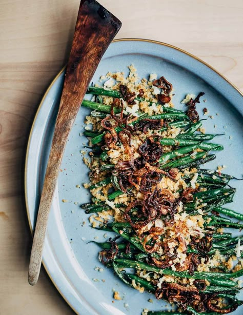 Side Green Beans, Parmesan Green Beans, Sauteed Green Beans, Cooking Green Beans, Garlic Green Beans, Fried Shallots, Green Bean Recipes, Seasonal Recipes, Green Bean