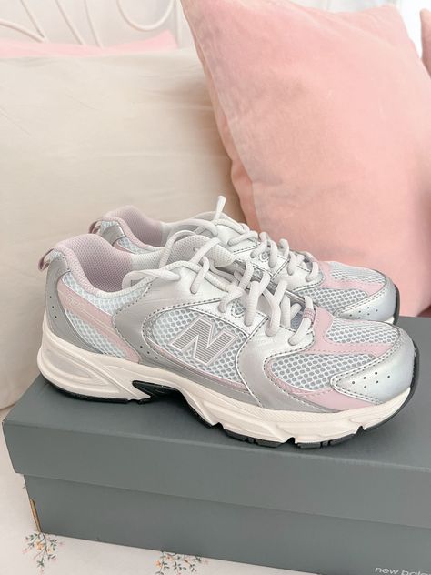 Drip Shoes, Nb 530, Sahm Outfits, New Balance Outfit, Pretty Shoes Sneakers, Shoe Wishlist, Fresh Shoes, Girly Shoes, Shoe Inspo