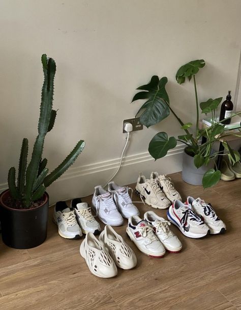 Shoe Rotation, Sneaker Rotation, Pretty Shoes Sneakers, Flat Ideas, Urban Fashion Women, Men Stylish Dress, Streetwear Aesthetic, Hype Shoes, Swag Shoes