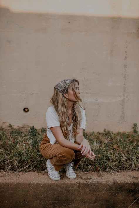 Photoshoot Vibe Ideas, Cute Photographer Outfits, Senior Pictures Hippy, Modest Boho Summer Outfits, Granola Girl Senior Portraits, Boho Senior Photos, Earth Style Root, Boho Photoshoot Outfits, Senior Pictures Outfits Plus Size