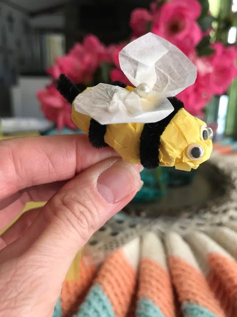 How to Make a Bumble Bee Garland Bee Ornaments Diy, Bee Ornaments, Bee Garland, Bee Classroom Decor, Bee Crafts For Kids, Bee Classroom, Spring Hat, Honey Bee Decor, Paper Balls