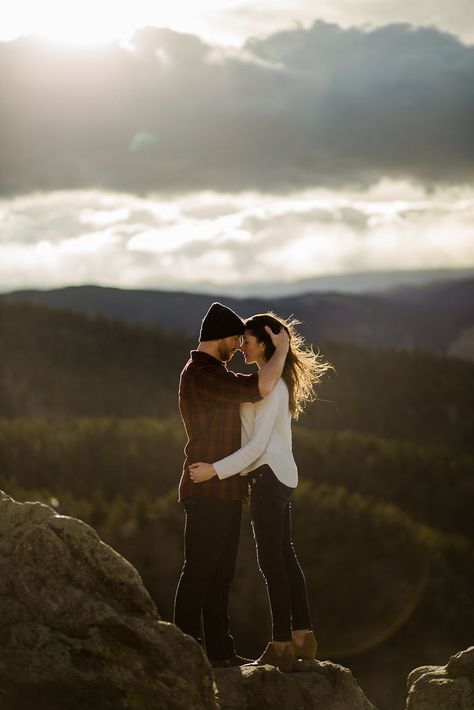 Mountain Photoshoot Ideas, Boulder Engagement Photos, Mountain Engagement Shoot, Mountain Photoshoot, Engagement Shoots Poses, Colorado Engagement Photos, Adventure Engagement Photos, Mountain Engagement Photos, Telluride Colorado