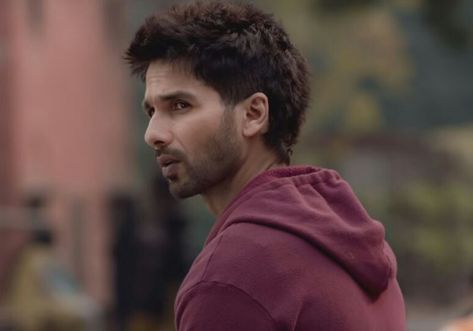 Kabir singh New Men Hairstyles, Kabir Singh, Sing Movie, Hollywood Songs, Movie Dialogues, Mens Hairstyles Thick Hair, Hero Poster, Shahid Kapoor, Movie Images