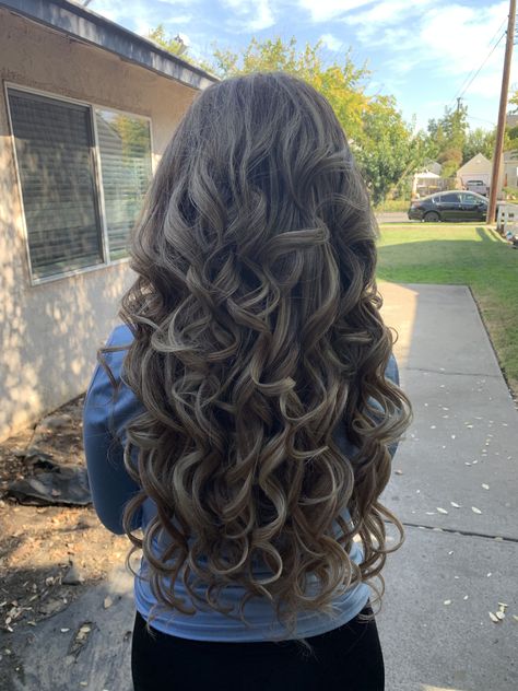 Curled Hairstyles Volume, Super Curled Hair, Curled Hair Volume, Curled Hairstyles For Wedding, Loose Voluminous Curls, Hair Salon Curls, Teased Curled Hair, Bubble Curls, Large Curls Long Hair