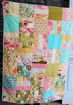 Tuesday Tutorial: Snuggly Layer Cake Quilt  Easy quilt for Anna to sew. Layer Cake Quilt, Motif Kait, Hexagon Quilt Pattern, Layer Cake Quilt Patterns, Quilt Layers, Cake Quilt, Layer Cake Quilts, Quick Quilt, Pretty Quilt