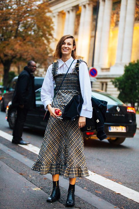 Street Style Petite, Ganni Street Style, Shirt Under Dress, Zara Style, Simple Clothing, Street Style Blog, College Style, Autumn Street Style, Street Style Inspiration