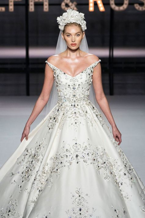 Famous Wedding Dress Designers, Best Wedding Dress Designers, Famous Wedding Dresses, Haute Couture Wedding, Couture Bridesmaid Dresses, Haute Couture Wedding Dress, Wedding Dress Sketches, Wedding Dress Brands, Popular Wedding Dresses