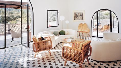 French Riviera Interior, French Riviera Style, Coastal Patio, Hacks Ikea, Vogue Living, Round Chair, Style Deco, Chaise Bar, French Riviera