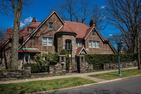 8 Markwood Road, Forest Hills, Queens, 1920. Classy Homes, Forest Hills Queens, Forest Hills Gardens, Frederick Law Olmsted, Unusual Buildings, Garden On A Hill, Fairytale Cottage, English Country Style, British Garden