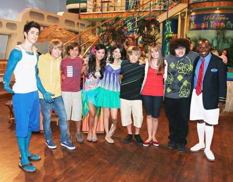 The Suite Life on Deck episode, Double-Crossed. (On the set of the Suite Life on Deck episode, Double-Crossed.) Zack And Cody Cast, The Suite Life On Deck, Suite Life On Deck, Suit Life On Deck, London Tipton, David Henrie, Old Disney Channel, Dylan And Cole, Wizards Of Waverly