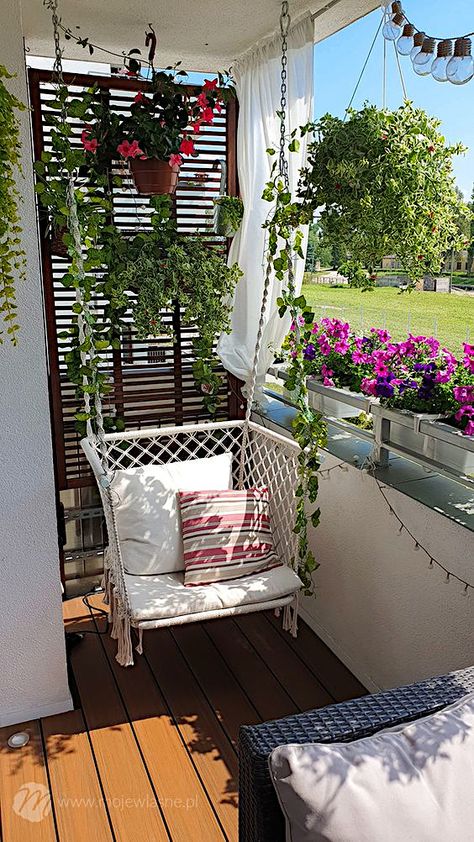 Balcony Design Architecture, Balcony Swing, Small Garden Table, Balcony Flower Box, Balcony Ideas On A Budget, Outdoor Restaurant Design, Balcony Design Ideas, Balcony Ideas Indian, Small Balcony Ideas Apartment