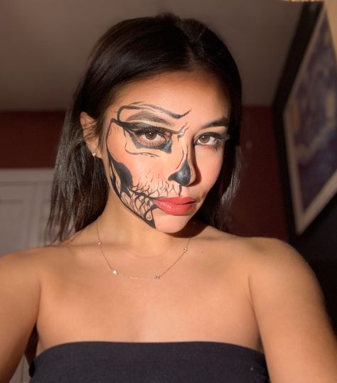 @kailibriianna on insta Painted Skeleton Face, Skeleton Makeup Easy Tutorials, Easy Skeleton Makeup Tutorial, Half Skeleton Face, Halloween Face Paint Scary, Easy Skeleton Makeup, Skeleton Makeup Tutorial, Scary Face Paint, Half Skull Makeup