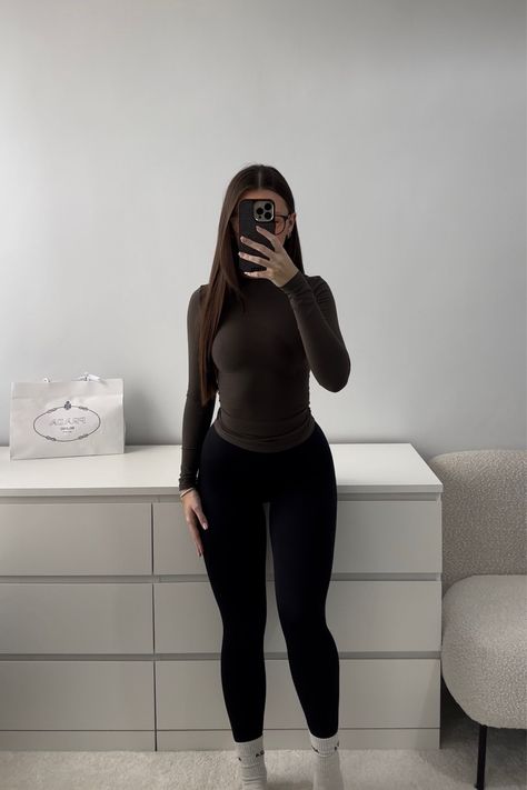 Comfy Black Leggings Outfit, Gymwear Outfits, Gym Crush, Look Legging, Long Sleeve Workout Top, Black Leggings Outfit, Fitness Wear Outfits, Cute Gym Outfits, Long Sleeve Outfits