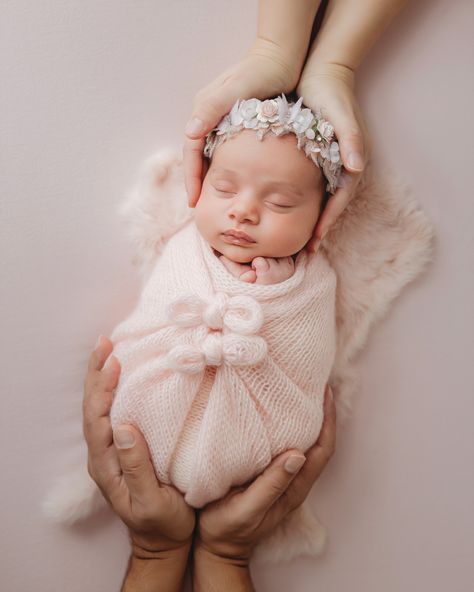 Babygirl Newborn Photography, Newborn Girl Baby Shoot, Newborn Baby Girl Photoshooting Ideas At Home, Baby Girl Newborn Photoshooting, Babygirl Photoshoot Ideas Newborn, Girl Newborn Photoshooting Ideas, Newborn Babygirl Photoshoot, Baby Girl Newborn Photoshooting Ideas, Newborn Baby Girl Photoshooting Ideas