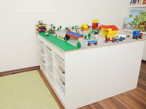 Legotisch, IKEA-Hack, DIY, IKEA, Lego, Spielzimmer, Spielzimmergestaltung, Spielzimmer einrichten, Lego Aufbewahrung, Lego sortieren Ikea Lego, Ikea Kura Hack, Kura Hack, Building Games For Kids, Big Kid Bedroom, Ikea Kura, Lego Table, Indoor Games For Kids, Diy Ikea