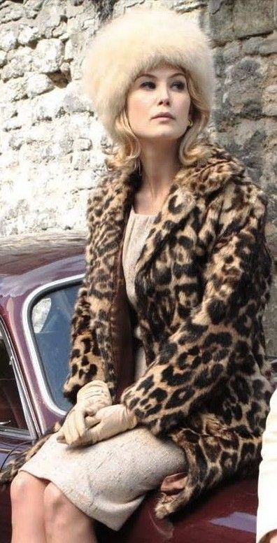 Vintage Winter Outfits, Babydoll Grunge, Cream Gloves, Hat Cream, Pride And Prejudice 2005, Millennials Fashion, Dress Date Night, Leopard Print Coat, Rosamund Pike