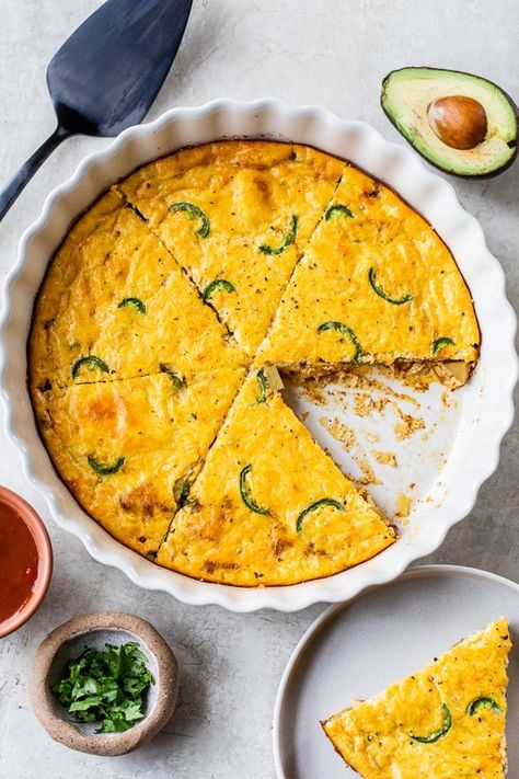 This Tex-Mex-inspired Crustless Potato Jalapeño Quiche is filled with potatoes, onions, jalapeños, and cheddar cheese and seasoned with chili powder, cumin, and paprika. #quiche #eggs Jalapeño Quiche, Meatless Meals Healthy, Potatoes Onions, Best Vegetarian Recipes, Skinny Taste Recipes, Quiche Recipes, Breakfast Options, Vegetarian Recipes Easy, Vegetarian Recipes Dinner