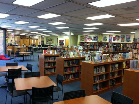 Qr Display, Library Space, Book Ads, School Library Design, Library School, Teen Library, Library Media Specialist, Middle School Libraries, Library Media Center