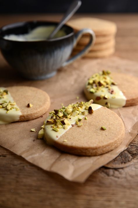 Spiced Shortbread, Biscuit Decoration, Pistachio Cookies, Best Cookies Ever, Dipped Cookies, Biscuit Recipe, Christmas Baking, Healthy Desserts, Chip Cookies