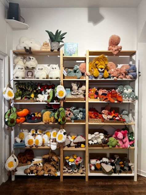 Jelly Cat Storage Ideas, Stuffed Animal Collection Display, Plushie Shelves, Plushies Jellycat, Soft Toy Display, Jellycat Organisation, Plushie Display Shelves, Jellycat Display Bedroom, Best Jelly Cats