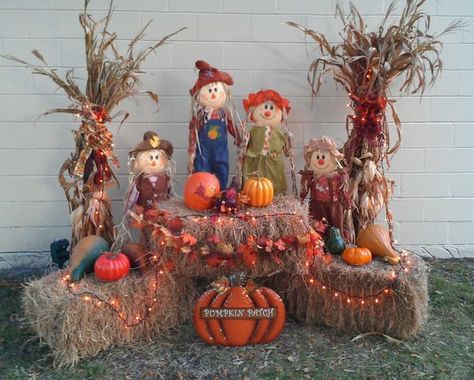 Fall Decorations Outdoor With Hay, Outside Fall Decor With Scarecrows, Fall Yard Decorations Decorating Ideas With Hay Bales, Outdoor Fall Decor With Scarecrows, Outside Fall Decor With Straw Bales, Bails Of Hay Decor Fall, Fall Displays With Hay Bales, Straw Bale Fall Decor Yard, Decorating With Straw Bales For Fall