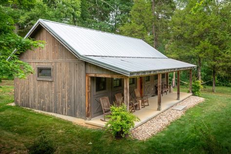 Split Rock Bunkhouse - Yankee Barn Homes Barn Bunkhouse, Bunk House Plans, Rustic Bunkhouse, Bunkhouse Plans, Bunkhouse Cabin, Garage Cottage, Cabin Bedrooms, Log Cabin Exterior, Lovely Houses