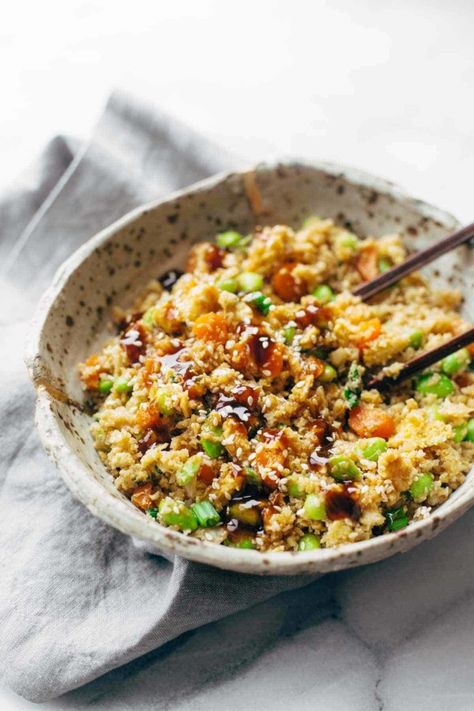 15 Minute Cauliflower Fried Rice - healthy fried rice made with cauliflower, carrots, onions, garlic, eggs/tofu, and sesame oil! Vegetarian / vegan / gluten free. #cauliflower #friedrice #vegetarian Healthy Fried Rice, Cauliflower Fried Rice Recipes, Cauliflower Fried, Cauliflower Rice Recipes, Cauliflower Fried Rice, Recetas Keto, Fried Cauliflower, Fried Rice Recipe, Think Food