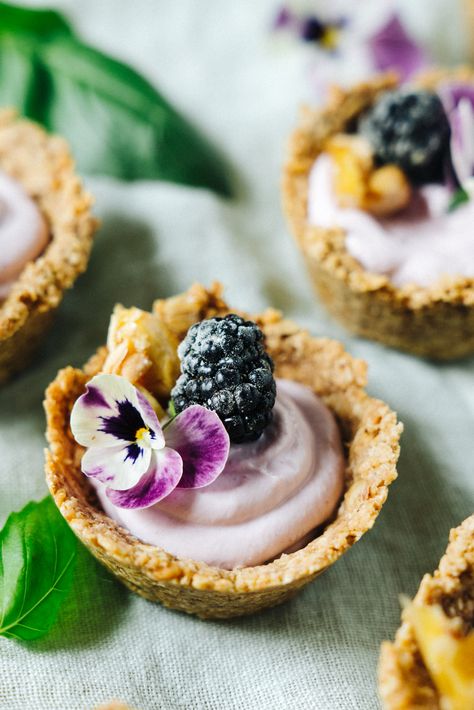 Walnut Oat Crust Blackberry @siggisdairy Tarts: lower in sugar, high protein spring desserts with simple ingredients #dailysiggis #Sponsored Butterscotch Pudding Dessert, Applesauce Spice Cake, Dessert Nachos, Walnut Crust, Blackberry Cheesecake, Mothers Day Desserts, Easy Chocolate Mousse, Cheesecake Tarts, Tarts Crust