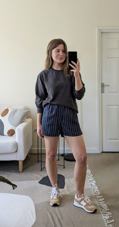 A woman stands in front of a mirror. She wears a grey sweatshirt, navy striped boxer shorts and yellow New Balance 574 sneakers. New Balance 237 Outfit, New Balance 574 Outfit, Navy Shorts Outfit, Casual Outfit For Summer, Boxer Shorts Outfit, New Balance 574 Sneakers, New Balance 237, Yellow Trainers, Uniqlo Shirt