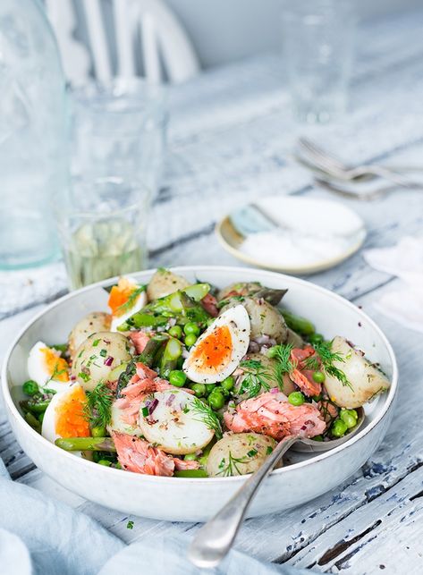 Salmon and Potato Salad Salmon Potato, Salmon Salad, Favourite Food, Potatoe Salad Recipe, Baked Salmon, Food Magazine, Boiled Eggs, Fish And Seafood, Salmon Recipes