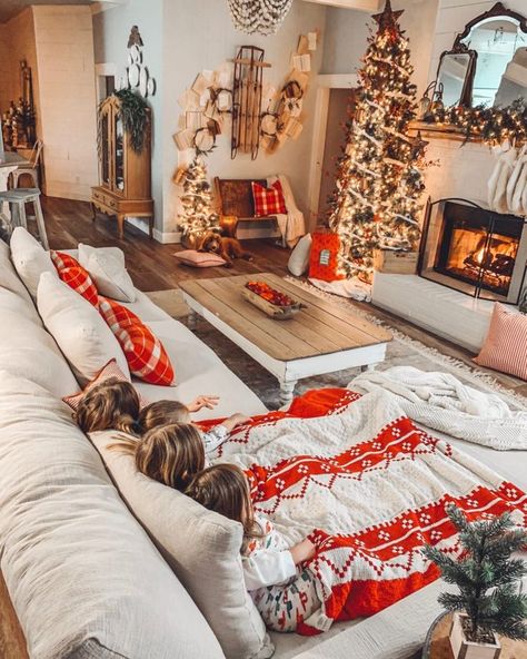 Jul Diy, Cozy Couch, Rooms Ideas, Cosy Christmas, Christmas Decorations Living Room, Christmas Living Rooms, Christmas Bedroom, Christmas Room, Farmhouse Christmas Decor