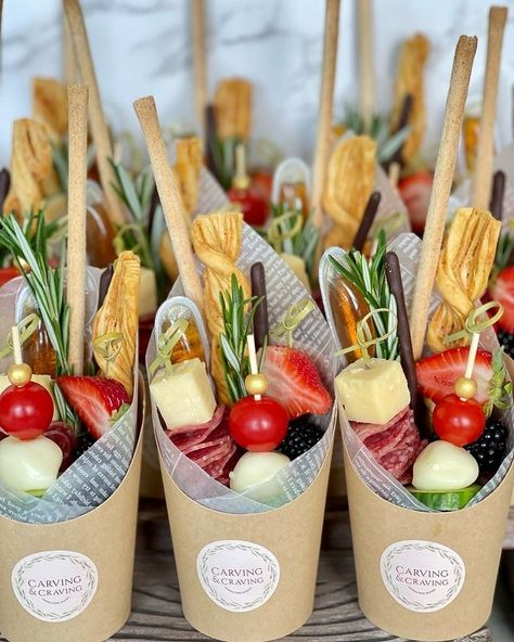 charcuterie cups to go • Instagram Charcuterie Gift Box, Arizona Food, Charcuterie Cups, Charcuterie Appetizers, Wedding Food Stations, Wedding Snacks, Charcuterie Gifts, Wedding Appetizers, Chicken Thigh Recipes Crockpot